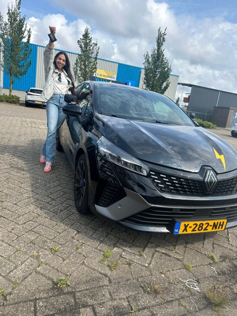 Blije leerling Madeleine in 1x geslaagd voor haar automaatrijbewijs