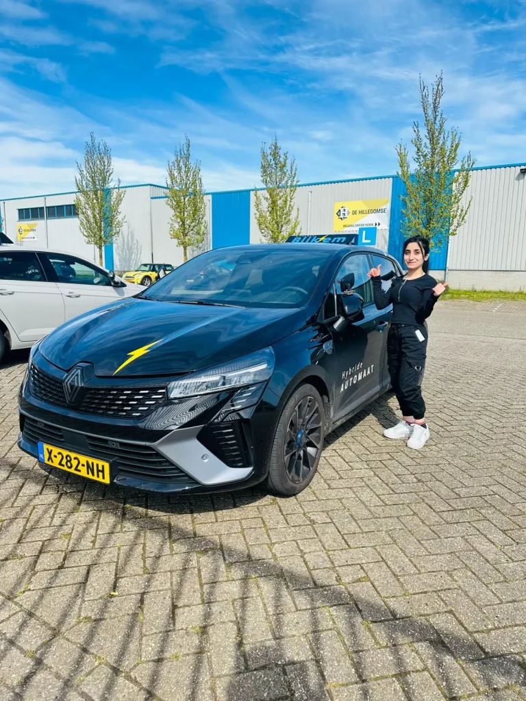 Farida geslaagd voor haar automaatrijbewijs Farida geslaagd voor haar automaatrijbewijs